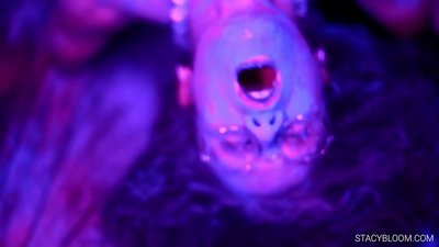 ಮಗು ಕ್ಯಾಮರಾದಲ್ಲಿ ಹಸ್ತಮೈಥುನ ಮಾಡಿಕೊಳ್ಳುತ್ತದೆ ಮತ್ತು ತನ್ನನ್ನು ತಾನು ಪರಾಕಾಷ್ಠೆಗೆ ತರುತ್ತದೆ.